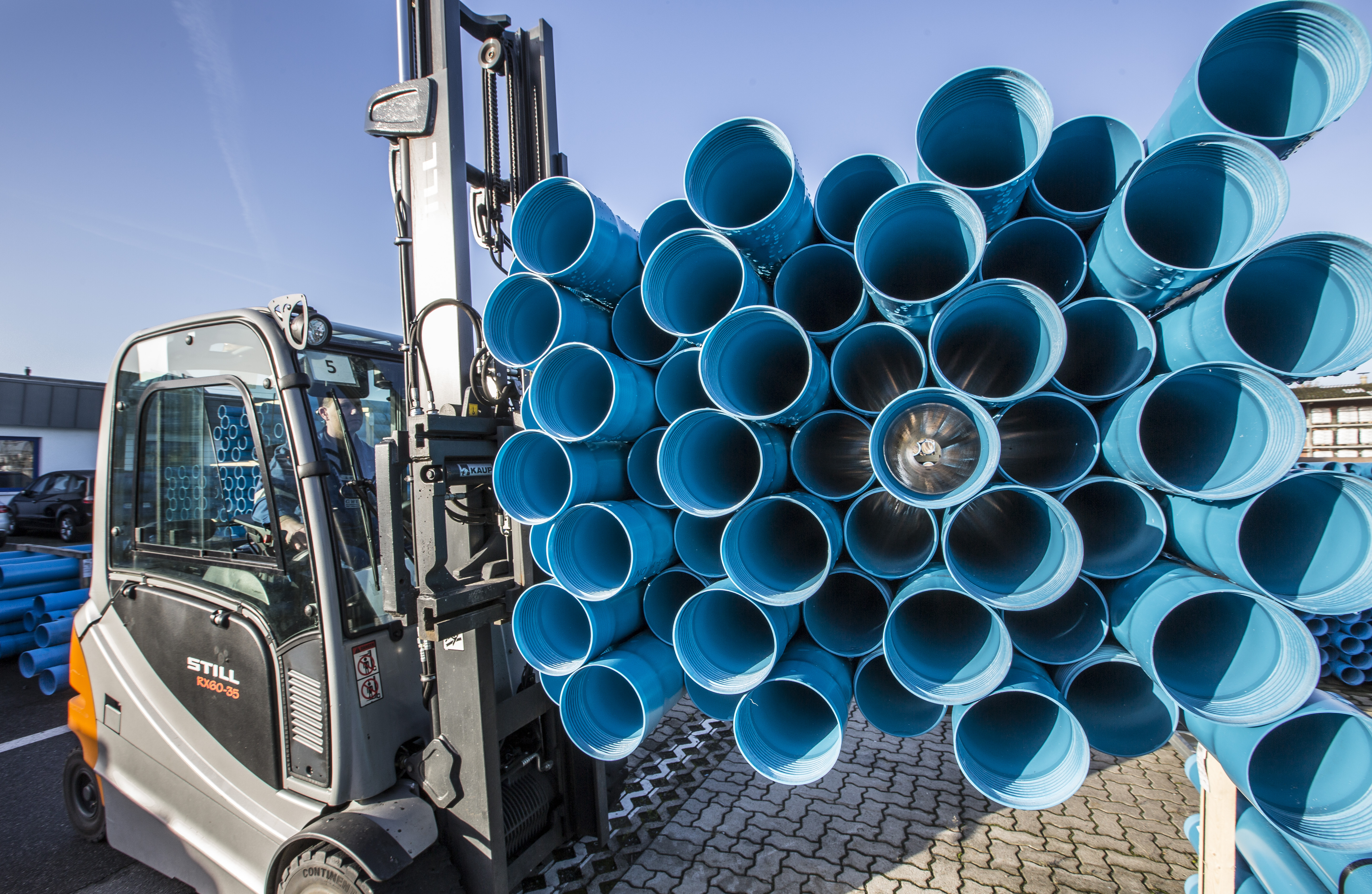 Transport of a PVC casing bundle