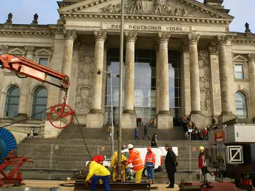 Einbau von GFK-Rohren für den Betrieb einer Geothermieanlage am Deutschen Reichstag in Berlin
