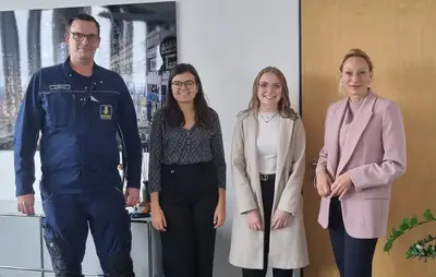 Vorzeitiges Weihnachtsgeschenk auch für den Sandizeller Kindergarten St. Maximilian: Bauer übernahm die Buskosten für den Jahresausflug.