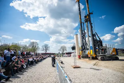 Live-Demonstrationen im nahgelegenen Maschinenwerk in Aresing, Führungen und Expertenrunden rundeten das Programm ab.