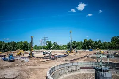 Drohnenaufnahmen dokumentierten Baufortschritt und Materialmengen von insgesamt 45.000 m³ bewegtem Boden.