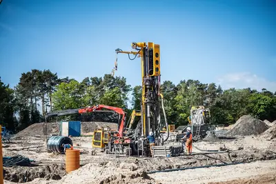 Geothermie-Projekt in Lübeck: BAUER Resources baut 135 Erdwärmesonden mit außergewöhnlicher Bohrtiefe von 170 m ein.