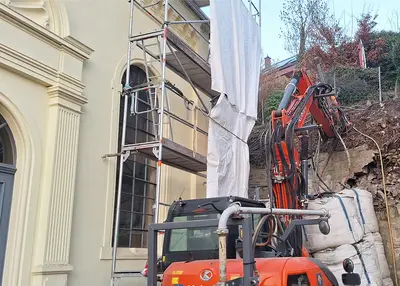 Die als Notsicherung eingesetzten Big Bags zwischen Mauer und Synagoge verhindern ein Fortschreiten des Schadens.